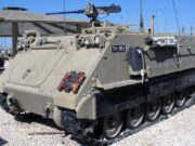 Ukraińscy wojskowi używają bojowego gąsienicowego transporteru opancerzonego M-113