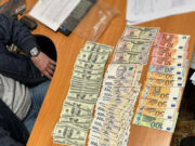 Odeszanin, który żądał łapówki za umieszczenie kiosków na memoriale, ukarany mandatem